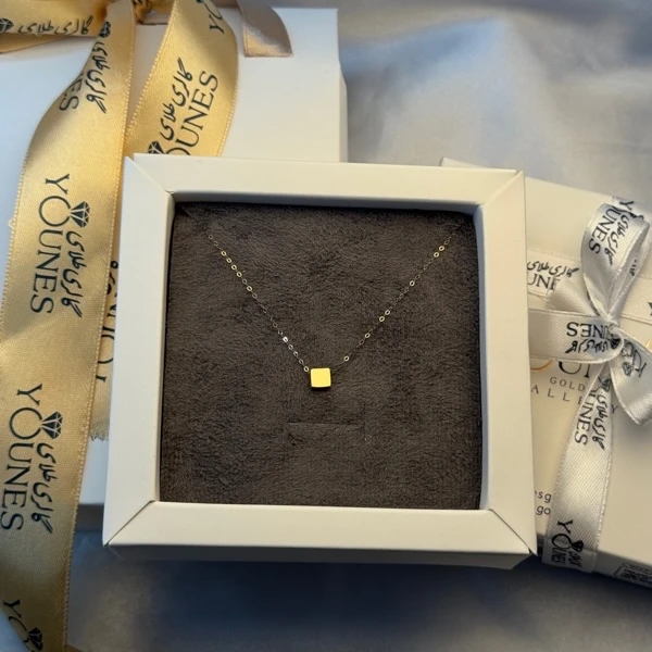 گردنبند مربع مینیمال طلا